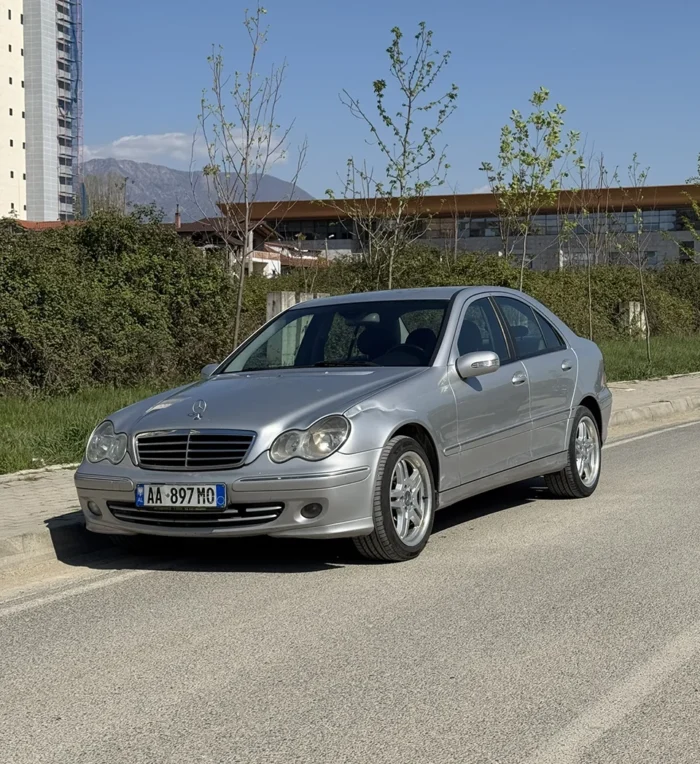 Front angle view of 2007 Mercedes C-Class 2.2 CDI automatic compact saloon parked by the roadside